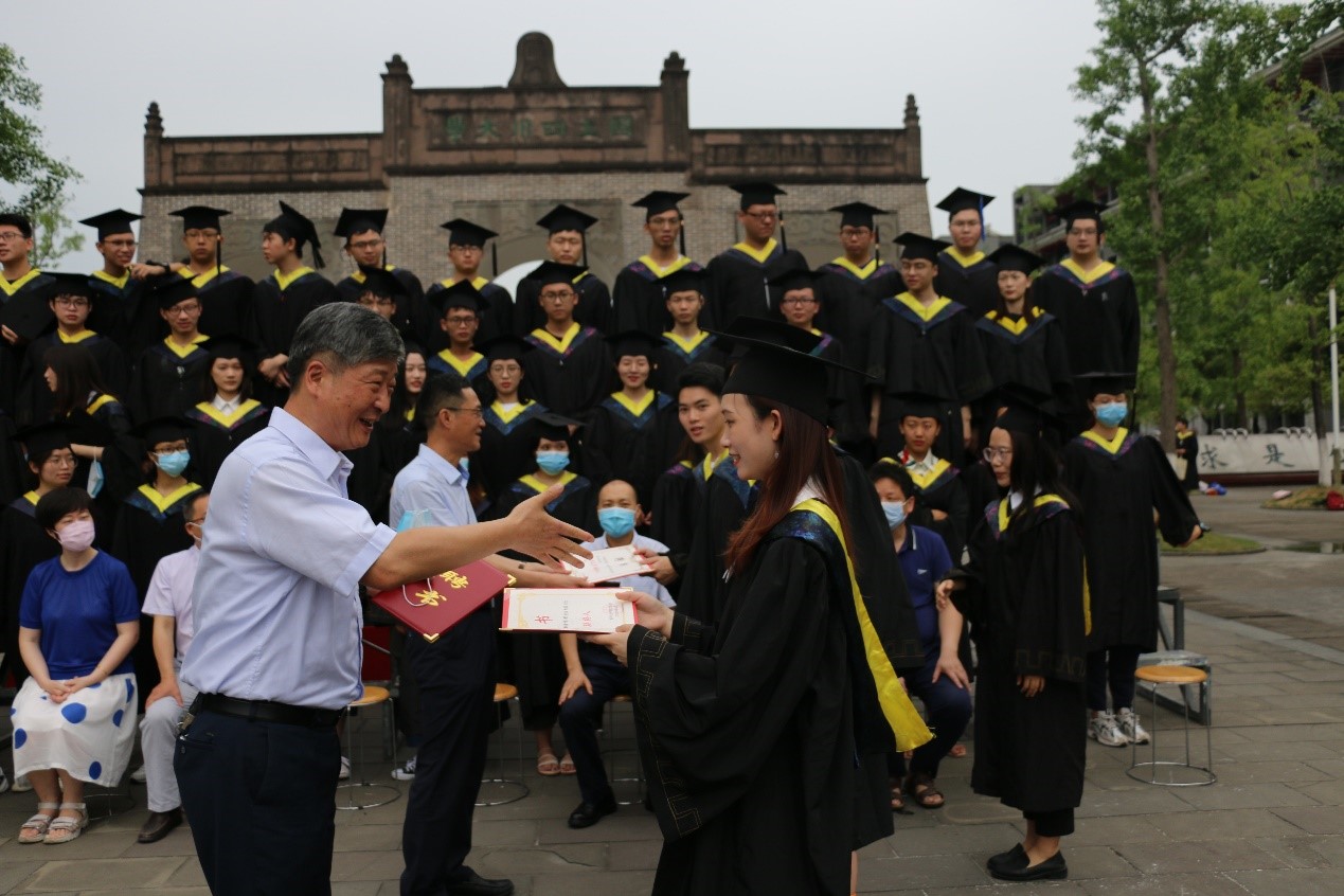 四川大学化学工程学院2020届毕业合照及毕业生校友联络人聘书颁发活动